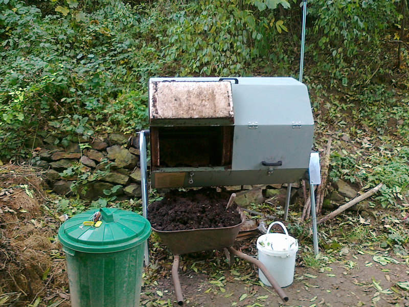 Vysypání zralého kompostu z Jory JK400 do zahradního kolečka